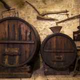 Sui muri sono invece appesi grandi aratri utilizzati dai buoi oltre a zappe e attrezzi per il travaso del vino nelle grosse botti sottostanti